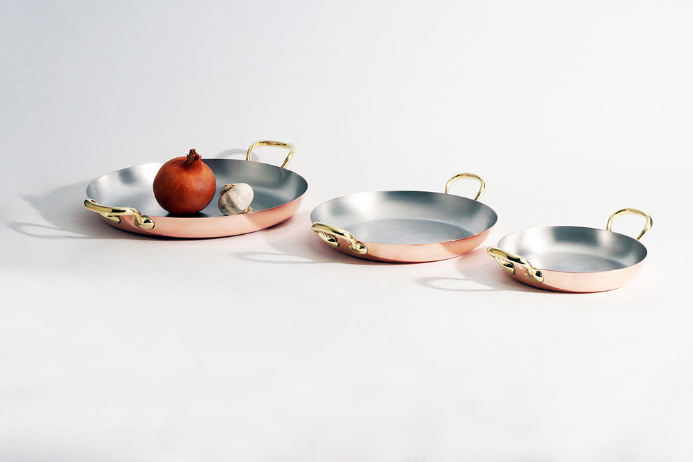 KAP-Curved round tinned copper pan with brass handles